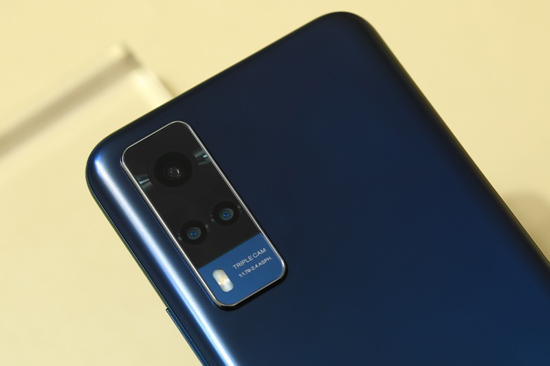 Cụm 3 camera sau được thiết kế hai lớp m&agrave;u độc đ&aacute;o
